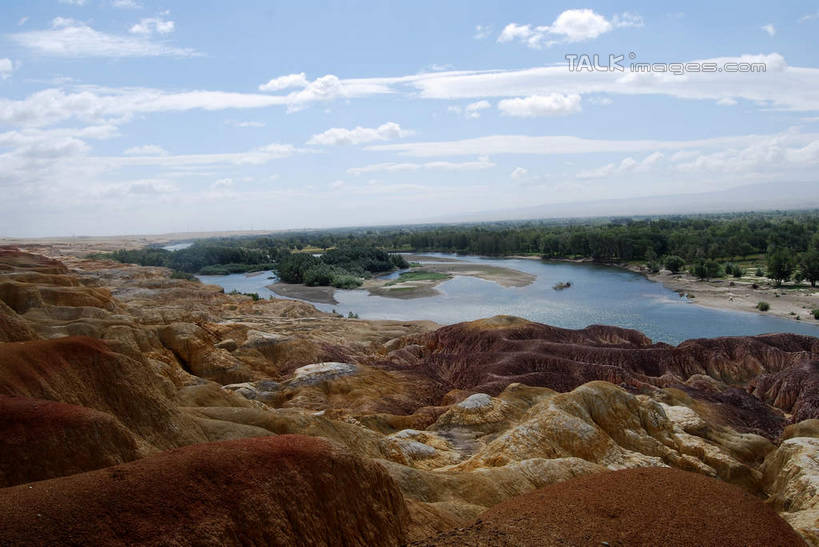 无人,横图,室外,白天,正面,旅游,度假,草地,草坪,河流,美景,森林,沙滩,树林,水,植物,中国,亚洲,阴影,光线,沙子,影子,河岸,河水,河滩,景观,水流,云,云朵,沙地,云彩,娱乐,草,树,树木,蓝色,绿色,白云,蓝天,天空,阳光,自然,天,享受,休闲,景色,放松,生长,晴朗,成长,自然风光,东亚,新疆,阿勒泰地区,布尔津县,伊犁,五彩滩,中华人民共和国,新疆维吾尔自治区,西北地区,伊犁哈萨克自治州,晴空,彩图,布尔津,新,shsgf1