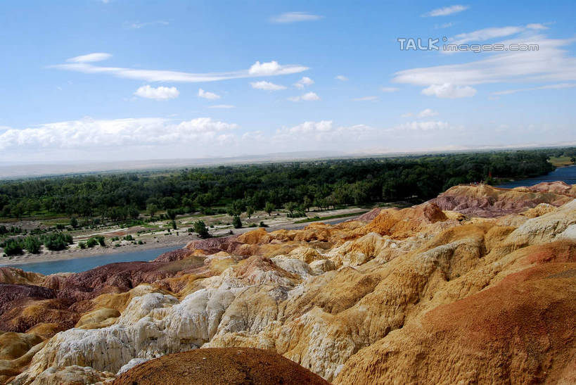 无人,横图,室外,白天,正面,旅游,度假,草地,草坪,河流,美景,森林,沙滩,树林,水,植物,中国,亚洲,阴影,光线,沙子,影子,河岸,河水,河滩,景观,水流,云,云朵,沙地,云彩,娱乐,草,树,树木,蓝色,绿色,白云,蓝天,天空,阳光,自然,天,享受,休闲,景色,放松,生长,晴朗,成长,自然风光,东亚,新疆,阿勒泰地区,布尔津县,伊犁,五彩滩,中华人民共和国,新疆维吾尔自治区,西北地区,伊犁哈萨克自治州,晴空,彩图,布尔津,新,shsgf1