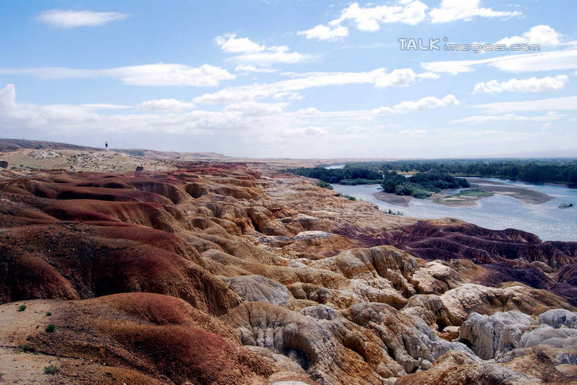 无人,横图,室外,白天,正面,旅游,度假,草地,草坪,河流,美景,森林,沙滩,树林,水,植物,中国,亚洲,阴影,光线,沙子,影子,河岸,河水,河滩,景观,水流,云,云朵,沙地,云彩,娱乐,草,树,树木,蓝色,绿色,白云,蓝天,天空,阳光,自然,天,享受,休闲,景色,放松,生长,晴朗,成长,自然风光,东亚,新疆,阿勒泰地区,布尔津县,伊犁,五彩滩,中华人民共和国,新疆维吾尔自治区,西北地区,伊犁哈萨克自治州,晴空,彩图,布尔津,新,shsgf1