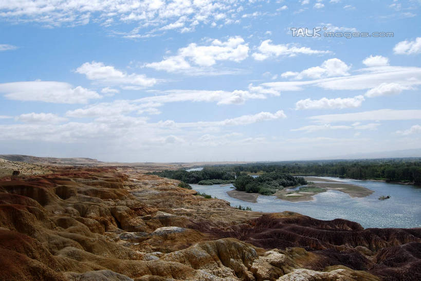 无人,横图,室外,白天,正面,旅游,度假,草地,草坪,河流,美景,森林,沙滩,树林,水,植物,中国,亚洲,阴影,光线,沙子,影子,河岸,河水,河滩,景观,水流,云,云朵,沙地,云彩,娱乐,草,树,树木,蓝色,绿色,白云,蓝天,天空,阳光,自然,天,享受,休闲,景色,放松,生长,晴朗,成长,自然风光,东亚,新疆,阿勒泰地区,布尔津县,伊犁,五彩滩,中华人民共和国,新疆维吾尔自治区,西北地区,伊犁哈萨克自治州,晴空,彩图,布尔津,新,shsgf1