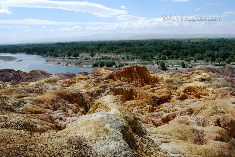 无人,横图,室外,白天,正面,旅游,度假,草地,草坪,河流,美景,森林,沙滩,树林,水,植物,中国,亚洲,阴影,光线,沙子,影子,河岸,河水,河滩,景观,水流,云,云朵,沙地,云彩,娱乐,草,树,树木,蓝色,绿色,白云,蓝天,天空,阳光,自然,天,享受,休闲,景色,放松,生长,晴朗,成长,自然风光,东亚,新疆,阿勒泰地区,布尔津县,伊犁,五彩滩,中华人民共和国,新疆维吾尔自治区,西北地区,伊犁哈萨克自治州,晴空,彩图,布尔津,新,shsgf1