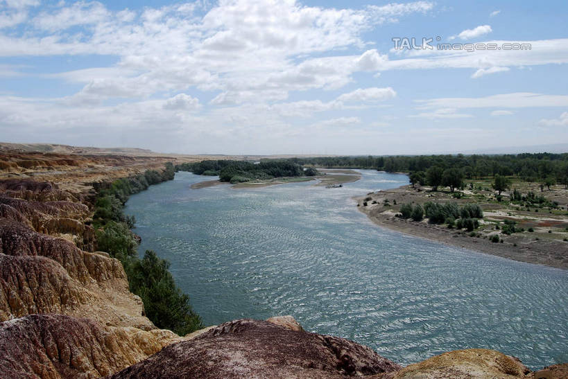 无人,横图,俯视,室外,白天,旅游,度假,草地,草坪,河流,美景,森林,沙滩,树林,水,植物,中国,亚洲,阴影,光线,沙子,影子,河岸,河水,河滩,景观,水流,云,云朵,沙地,云彩,娱乐,草,树,树木,蓝色,绿色,白云,蓝天,天空,阳光,自然,天,享受,休闲,景色,放松,生长,晴朗,成长,自然风光,东亚,新疆,阿勒泰地区,布尔津县,伊犁,五彩滩,中华人民共和国,新疆维吾尔自治区,西北地区,伊犁哈萨克自治州,晴空,彩图,高角度拍摄,布尔津,新,shsgf1