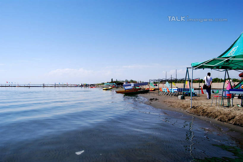 无人,横图,室外,白天,正面,旅游,度假,湖,湖泊,美景,水,中国,亚洲,阴影,波纹,光线,伞,影子,雨伞,遮阳伞,湖面,景观,水流,水面,云,云朵,涟漪,云彩,娱乐,阳伞,蓝色,白云,蓝天,水纹,天空,阳光,自然,波浪,湖水,天,享受,休闲,景色,放松,晴朗,太阳伞,自然风光,东亚,新疆,库尔勒,中华人民共和国,水晕,新疆维吾尔自治区,西北地区,巴音郭楞,巴音郭楞蒙古自治州,晴空,彩图,新,shsgf1