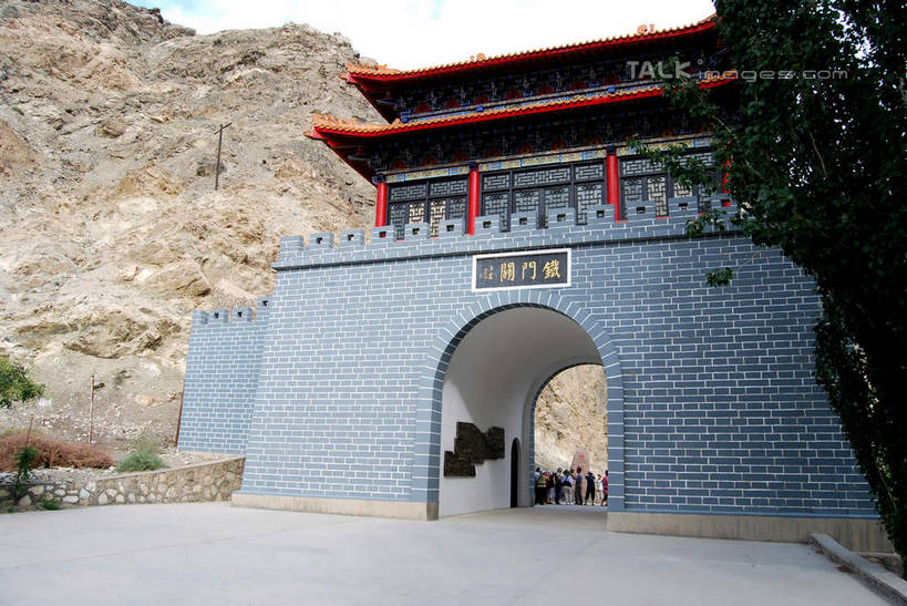 无人,横图,室外,白天,正面,旅游,度假,石头,名胜古迹,山,山脉,植物,门,标志建筑,地标,建筑,中国,亚洲,遗迹,标志,石子,文字,字符,山峰,拱门,山峦,古迹,文物,娱乐,标识,建设,古建筑,树,树木,绿色,自然,门框,群山,享受,休闲,汉字,旅游胜地,放松,生长,成长,中文,古文明,东亚,新疆,库尔勒,铁门关,中华人民共和国,国文,华文,新疆维吾尔自治区,西北地区,巴音郭楞,巴音郭楞蒙古自治州,石块,岩石,彩图,新,shsgf1