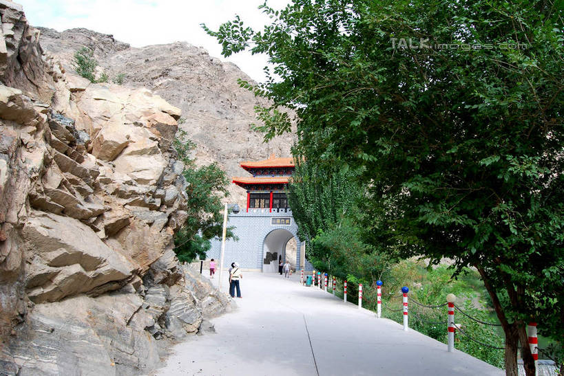 无人,横图,室外,白天,正面,旅游,度假,石头,名胜古迹,山,山脉,植物,门,标志建筑,地标,建筑,中国,亚洲,遗迹,标志,石子,文字,字符,山峰,拱门,山峦,古迹,文物,娱乐,标识,建设,古建筑,树,树木,绿色,自然,门框,群山,享受,休闲,汉字,旅游胜地,放松,生长,成长,中文,古文明,东亚,新疆,库尔勒,铁门关,中华人民共和国,国文,华文,新疆维吾尔自治区,西北地区,巴音郭楞,巴音郭楞蒙古自治州,石块,岩石,彩图,新,shsgf1