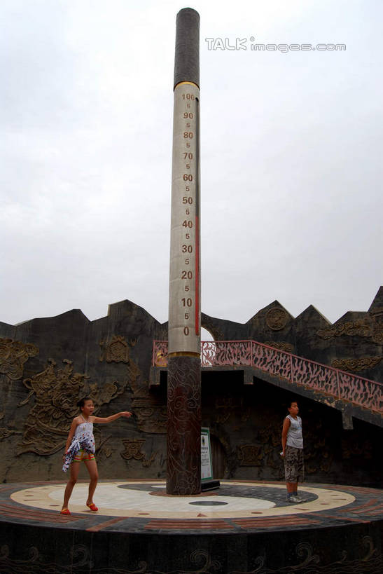 东方人,儿童,两个人,站,竖图,室外,白天,正面,旅游,度假,纯洁,石头,美景,名胜古迹,标志建筑,地标,建筑,中国,亚洲,服装,遗迹,石子,景观,休闲装,黄种人,古迹,文物,娱乐,建设,古建筑,小孩,衣服,天空,自然,天,站着,享受,休闲,休闲服,旅游胜地,景色,放松,可爱,童年,童趣,服饰,自然风光,童真,古文明,东亚,烂漫,无邪,吐鲁番,新疆,维吾尔古村,中华人民共和国,新疆维吾尔自治区,西北地区,天真,男孩,男人,男性,亚洲人,石块,岩石,站立,彩图,全身,火洲,吐鲁番地区,男生,新,shsgf1