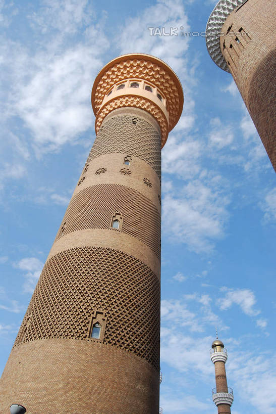 无人,竖图,室外,白天,仰视,旅游,度假,标志建筑,地标,建筑,中国,亚洲,阴影,光线,影子,墙,云,云朵,云彩,娱乐,建设,墙壁,墙面,蓝色,白云,蓝天,天空,阳光,天,享受,休闲,旅游胜地,放松,晴朗,东亚,乌鲁木齐,新疆,国际大巴扎,首府,中华人民共和国,乌鲁木齐市,新疆维吾尔自治区,西北地区,大巴扎,晴空,彩图,低角度拍摄,二道桥,二道桥商业圈,天山区,新疆国际大巴扎,新,shsgf1