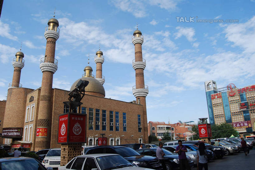 东方人,家,走,横图,室外,白天,仰视,旅游,度假,植物,标志建筑,地标,建筑,汽车,雕塑,中国,亚洲,行人,游客,游人,阴影,服装,艺术,装饰,光线,雕刻,雕像,影子,房屋,屋子,云,云朵,许多人,云彩,休闲装,黄种人,娱乐,建设,楼房,路人,旅客,住宅,车,树,树木,衣服,蓝色,绿色,白云,蓝天,天空,阳光,自然,工艺品,交通工具,轿车,天,一群人,享受,休闲,休闲服,旅游胜地,放松,服饰,生长,晴朗,成长,纪念,美术,载具,主题,陈列,东亚,乌鲁木齐,新疆,国际大巴扎,首府,中华人民共和国,功能,美学,乌鲁木齐市,新疆维吾尔自治区,西北地区,大巴扎,过客,男人,男性,年轻男性,年轻女性,女人,女性,亚洲人,晴空,步行,散步,走路,半身,彩图,低角度拍摄,房子,二道桥,二道桥商业圈,天山区,新疆国际大巴扎,新,shsgf1