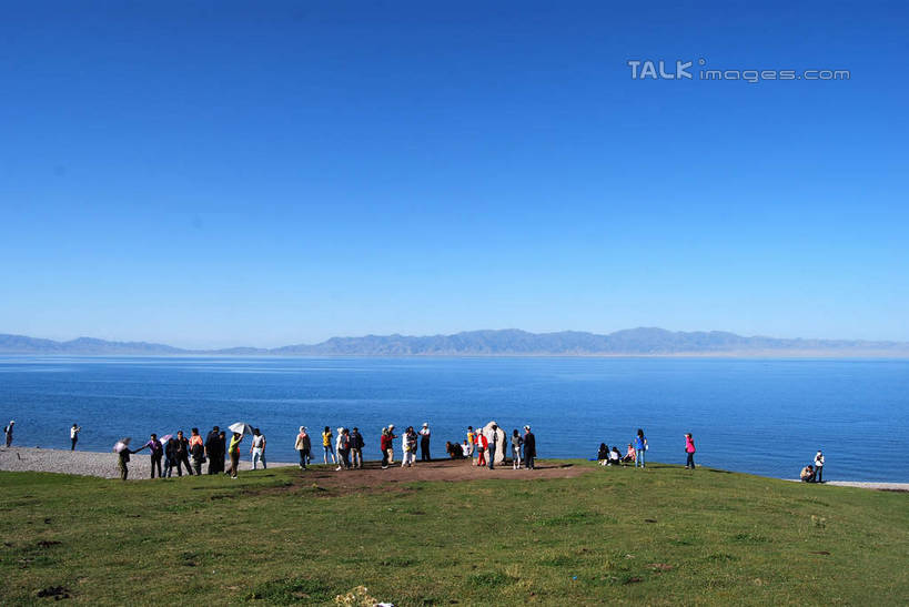 东方人,走,横图,室外,白天,正面,旅游,度假,草地,草坪,湖,湖泊,美景,水,植物,中国,亚洲,行人,游客,游人,阴影,服装,光线,影子,湖面,景观,水流,水面,许多人,休闲装,黄种人,娱乐,路人,旅客,草,衣服,蓝色,绿色,蓝天,天空,阳光,自然,湖水,天,一群人,享受,休闲,休闲服,景色,放松,服饰,晴朗,自然风光,东亚,新疆,赛里木湖,万里无云,中华人民共和国,新疆维吾尔自治区,西北地区,博尔塔拉,博尔塔拉蒙古自治州,过客,男人,男性,年轻男性,年轻女性,女人,女性,亚洲人,晴空,晴空万里,步行,散步,走路,彩图,全身,博乐,博乐市,新,shsgf1