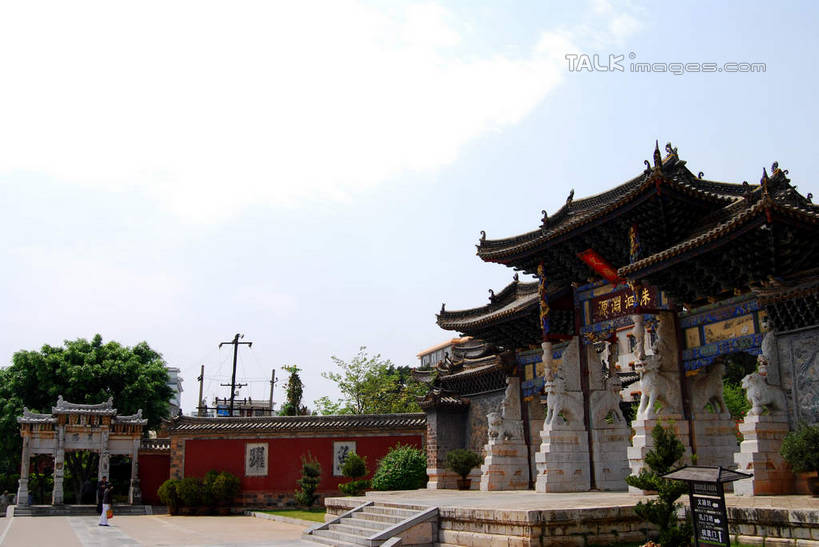 无人,横图,室外,白天,正面,旅游,度假,名胜古迹,植物,标志建筑,地标,建筑,中国,亚洲,阴影,遗迹,光线,影子,古迹,文物,娱乐,建设,古建筑,云南,树,树木,蓝色,绿色,蓝天,天空,阳光,自然,天,享受,休闲,旅游胜地,放松,生长,晴朗,成长,古文明,东亚,云南省,建水,建水县,万里无云,中华人民共和国,西南地区,滇,红河,红河州,红河哈尼族彝族自治州,晴空,晴空万里,彩图,临安镇,shsgf1