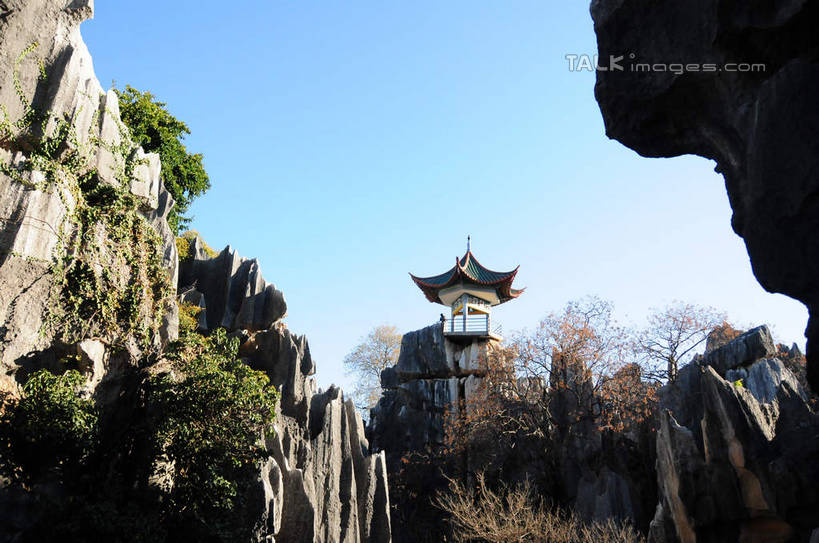 无人,横图,室外,白天,仰视,旅游,度假,石头,美景,山,山脉,石林,植物,昆明,中国,亚洲,阴影,光线,石子,影子,亭子,景观,山峰,山峦,娱乐,云南,树,树木,蓝色,绿色,蓝天,天空,阳光,自然,群山,天,享受,休闲,景色,放松,生长,晴朗,成长,自然风光,昆明市,东亚,云南省,万里无云,中华人民共和国,省会,西南地区,滇,石林县,石林彝族自治县,石块,岩石,晴空,晴空万里,彩图,低角度拍摄,shsgf1