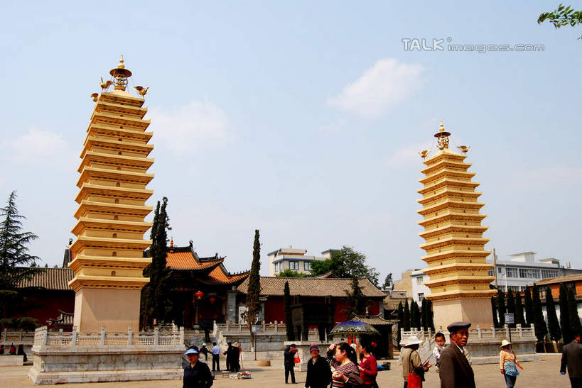 东方人,走,横图,室外,白天,仰视,旅游,度假,名胜古迹,植物,标志建筑,地标,建筑,昆明,中国,亚洲,行人,游客,游人,服装,遗迹,云,云朵,塔,许多人,云彩,休闲装,黄种人,古迹,文物,娱乐,建设,古建筑,宝塔,云南,路人,旅客,佛塔,树,树木,衣服,蓝色,绿色,白云,蓝天,天空,自然,天,一群人,享受,休闲,休闲服,旅游胜地,放松,服饰,生长,晴朗,成长,昆明市,古文明,东亚,云南省,中华人民共和国,省会,西南地区,滇,浮图,浮屠,过客,男人,男性,年轻男性,年轻女性,女人,女性,亚洲人,晴空,步行,散步,走路,半身,彩图,低角度拍摄,塔婆,浮图塔,浮头,佛图,昆明古城,shsgf1