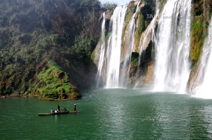 无人,横图,室外,白天,正面,旅游,度假,石头,美景,瀑布,山,山脉,水,植物,船,中国,亚洲,阴影,飞溅,溅,光线,石子,液体,影子,景观,山峰,水滴,悬崖,木船,山峦,娱乐,云南,水珠,树,树木,绿色,阳光,自然,交通工具,群山,享受,休闲,景色,放松,生长,成长,舟,喷洒,自然风光,载具,东亚,罗平,云南省,九龙瀑布,曲靖市,曲靖,罗平县,中华人民共和国,西南地区,绝壁,滇,跌水,石块,岩石,彩图,shsgf1