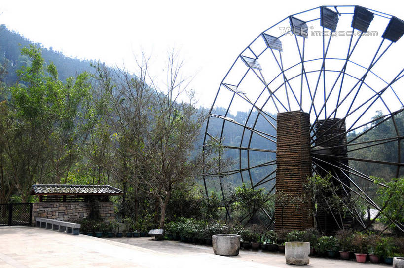 无人,横图,室外,白天,正面,旅游,度假,农业,灌溉,美景,山,山脉,树林,植物,中国,亚洲,工具,景观,山峰,水车,山峦,娱乐,云南,树,树木,绿色,天空,自然,群山,天,享受,休闲,景色,放松,生长,成长,自然风光,东亚,农具,罗平,云南省,多依河,曲靖市,曲靖,罗平县,中华人民共和国,西南地区,滇,孔明车,天车,彩图,shsgf1