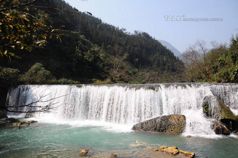 无人,横图,室外,白天,正面,旅游,度假,河流,石头,美景,瀑布,山,山脉,树林,水,植物,中国,亚洲,阴影,飞溅,溅,光线,石子,液体,影子,河水,景观,山峰,水滴,水流,山峦,娱乐,云南,水珠,树,树木,蓝色,绿色,蓝天,天空,阳光,自然,群山,天,享受,休闲,景色,放松,生长,晴朗,成长,喷洒,自然风光,东亚,罗平,云南省,多依河,曲靖市,曲靖,罗平县,万里无云,中华人民共和国,西南地区,滇,跌水,石块,岩石,晴空,晴空万里,彩图,shsgf1