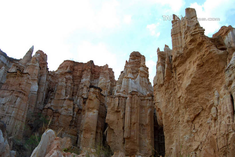 无人,横图,室外,白天,仰视,旅游,度假,石头,美景,山,山脉,中国,亚洲,阴影,光线,石子,影子,景观,山峰,云,云朵,山峦,云彩,娱乐,云南,蓝色,白云,蓝天,天空,阳光,自然,群山,天,享受,休闲,景色,放松,晴朗,自然风光,东亚,土林,元谋土林,云南省,元谋县,中华人民共和国,西南地区,滇,楚雄,楚雄州,楚雄彝族自治州,石块,岩石,晴空,彩图,低角度拍摄,元谋,shsgf1