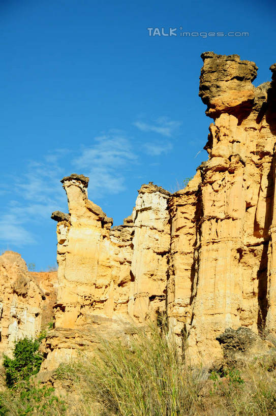 无人,竖图,室外,白天,仰视,旅游,度假,石头,美景,山,山脉,植物,中国,亚洲,阴影,光线,石子,影子,景观,山峰,云,云朵,山峦,云彩,娱乐,云南,树,树木,蓝色,绿色,白云,蓝天,天空,阳光,自然,群山,天,享受,休闲,景色,放松,生长,晴朗,成长,自然风光,东亚,土林,元谋土林,云南省,元谋县,中华人民共和国,西南地区,滇,楚雄,楚雄州,楚雄彝族自治州,石块,岩石,晴空,彩图,低角度拍摄,元谋,shsgf1