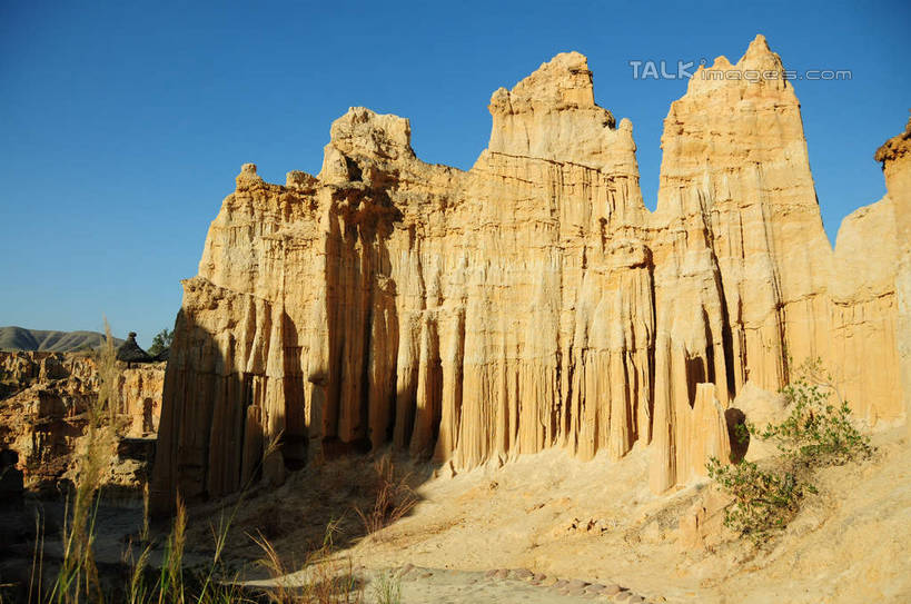 无人,横图,室外,白天,仰视,旅游,度假,石头,美景,山,山脉,植物,中国,亚洲,阴影,光线,石子,影子,景观,山峰,山峦,娱乐,云南,树,树木,蓝色,绿色,蓝天,天空,阳光,自然,群山,天,享受,休闲,景色,放松,生长,晴朗,成长,自然风光,东亚,土林,元谋土林,云南省,元谋县,万里无云,中华人民共和国,西南地区,滇,楚雄,楚雄州,楚雄彝族自治州,石块,岩石,晴空,晴空万里,彩图,低角度拍摄,元谋,shsgf1
