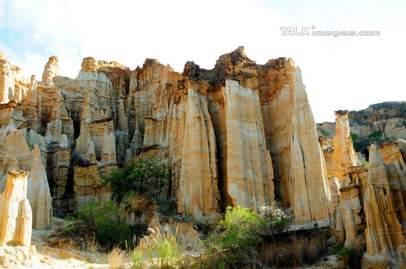 无人,横图,室外,白天,仰视,旅游,度假,石头,美景,山,山脉,植物,中国,亚洲,阴影,光线,石子,影子,景观,山峰,云,云朵,山峦,云彩,娱乐,云南,树,树木,蓝色,绿色,白云,蓝天,天空,阳光,自然,群山,天,享受,休闲,景色,放松,生长,晴朗,成长,自然风光,东亚,土林,元谋土林,云南省,元谋县,中华人民共和国,西南地区,滇,楚雄,楚雄州,楚雄彝族自治州,石块,岩石,晴空,彩图,低角度拍摄,元谋,shsgf1