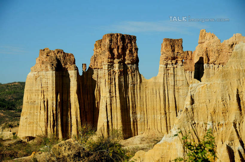 无人,横图,室外,白天,正面,旅游,度假,石头,美景,山,山脉,植物,中国,亚洲,阴影,光线,石子,影子,景观,山峰,云,云朵,山峦,云彩,娱乐,云南,树,树木,蓝色,绿色,白云,蓝天,天空,阳光,自然,群山,天,享受,休闲,景色,放松,生长,晴朗,成长,自然风光,东亚,土林,元谋土林,云南省,元谋县,中华人民共和国,西南地区,滇,楚雄,楚雄州,楚雄彝族自治州,石块,岩石,晴空,彩图,元谋,shsgf1