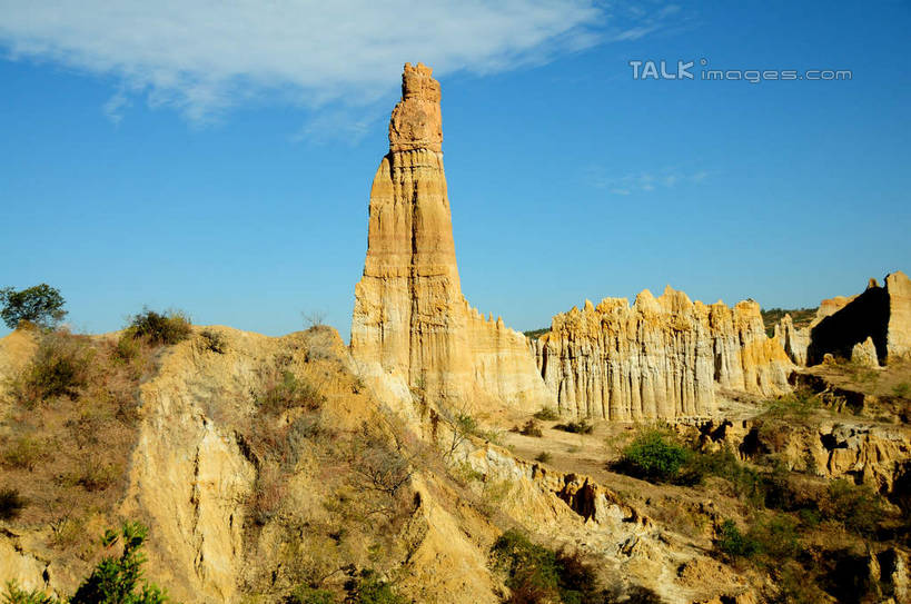 无人,横图,室外,白天,正面,旅游,度假,石头,美景,山,山脉,植物,中国,亚洲,阴影,光线,石子,影子,景观,山峰,云,云朵,山峦,云彩,娱乐,云南,树,树木,蓝色,绿色,白云,蓝天,天空,阳光,自然,群山,天,享受,休闲,景色,放松,生长,晴朗,成长,自然风光,东亚,土林,元谋土林,云南省,元谋县,中华人民共和国,西南地区,滇,楚雄,楚雄州,楚雄彝族自治州,石块,岩石,晴空,彩图,元谋,shsgf1
