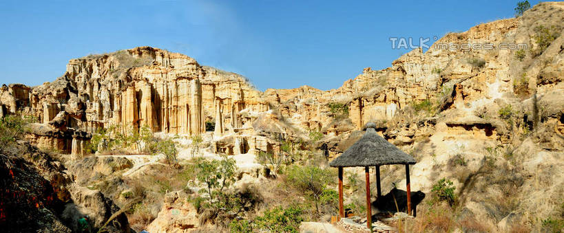 无人,横图,室外,白天,正面,旅游,度假,石头,美景,山,山脉,植物,中国,亚洲,阴影,光线,石子,影子,景观,山峰,山峦,娱乐,云南,树,树木,蓝色,绿色,蓝天,天空,阳光,自然,群山,天,享受,休闲,景色,放松,生长,晴朗,成长,自然风光,东亚,土林,云南省,虎跳滩土林,元谋县,万里无云,中华人民共和国,西南地区,滇,楚雄,楚雄州,楚雄彝族自治州,石块,岩石,晴空,晴空万里,彩图,虎溪村,物茂土林,物茂乡,元谋,shsgf1