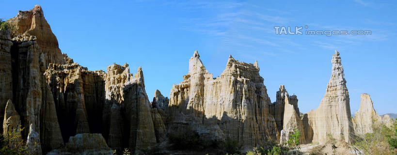 无人,横图,室外,白天,正面,旅游,度假,石头,美景,山,山脉,植物,中国,亚洲,阴影,光线,石子,影子,景观,山峰,云,云朵,山峦,云彩,娱乐,云南,树,树木,蓝色,绿色,白云,蓝天,天空,阳光,自然,群山,天,享受,休闲,景色,放松,生长,晴朗,成长,自然风光,东亚,土林,云南省,元谋县,中华人民共和国,西南地区,滇,楚雄,楚雄州,楚雄彝族自治州,石块,岩石,晴空,彩图,浪巴铺土林,新华土林,新华乡,元谋,shsgf1