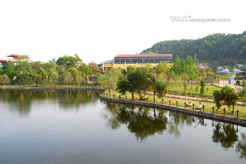 无人,家,横图,室外,白天,正面,旅游,度假,草地,草坪,湖,湖泊,美景,水,植物,城市风光,城市,建筑,越南,亚洲,波纹,房屋,屋子,湖面,景观,水流,水面,公寓,涟漪,娱乐,建设,洋房,楼房,住宅,草,树,树木,绿色,倒影,水纹,天空,自然,波浪,湖水,天,享受,休闲,景色,放松,东南亚,生长,成长,倒映,越南社会主义共和国,水晕,反照,彩图,房子,老街省,shsgf1