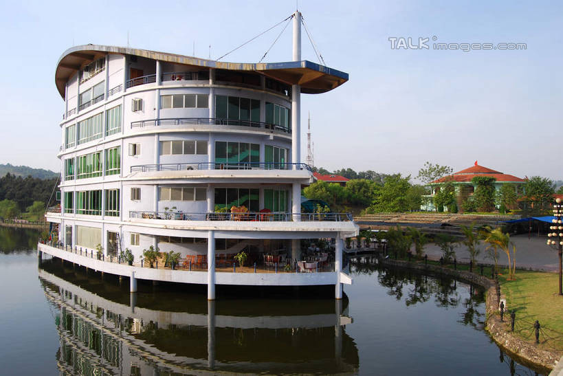 无人,家,横图,室外,白天,正面,旅游,度假,草地,草坪,湖,湖泊,美景,水,植物,城市风光,城市,建筑,船,越南,亚洲,阴影,波纹,光线,影子,房屋,屋子,湖面,景观,水流,水面,公寓,涟漪,娱乐,建设,洋房,楼房,住宅,游船,草,树,树木,蓝色,绿色,倒影,蓝天,水纹,天空,阳光,自然,交通工具,波浪,湖水,天,享受,休闲,景色,放松,游乐设施,东南亚,生长,晴朗,成长,倒映,舟,载具,万里无云,越南社会主义共和国,水晕,反照,晴空,晴空万里,彩图,房子,老街省,shsgf1