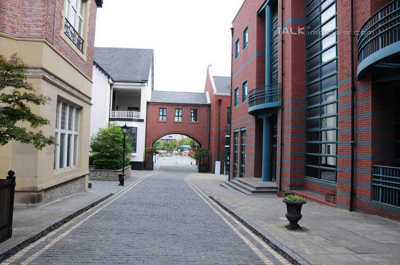 无人,家,横图,室外,白天,仰视,旅游,度假,美景,植物,别墅,城市风光,城市,道路,建筑,路,路灯,照明,上海,中国,亚洲,房屋,屋子,景观,公寓,小路,灯光,交通,娱乐,建设,洋房,楼房,住宅,灯,树,树木,绿色,天空,自然,天,享受,休闲,景色,放松,泰晤士小镇,生长,成长,照亮,申,照明设备,东亚,松江区,上海市,松江新城,中华人民共和国,沪,华东地区,彩图,低角度拍摄,房子,shsgf1