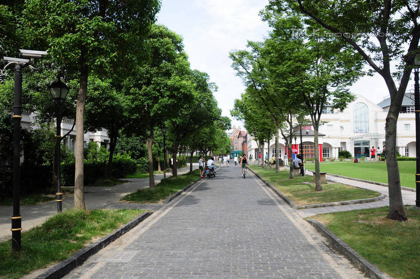 无人,家,横图,室外,白天,正面,旅游,度假,草地,草坪,美景,植物,别墅,城市风光,城市,道路,建筑,路,公路,上海,中国,亚洲,房屋,屋子,景观,公寓,交通,娱乐,建设,洋房,楼房,住宅,草,树,树木,绿色,天空,自然,天,享受,休闲,景色,放松,泰晤士小镇,生长,成长,申,东亚,松江区,上海市,松江新城,中华人民共和国,沪,华东地区,马路,彩图,房子,shsgf1