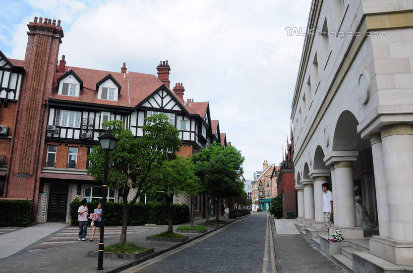 无人,家,横图,室外,白天,仰视,旅游,度假,美景,植物,别墅,城市风光,城市,道路,建筑,路,公路,上海,中国,亚洲,房屋,屋子,景观,云,云朵,公寓,交通,云彩,娱乐,建设,洋房,楼房,住宅,树,树木,蓝色,绿色,白云,蓝天,天空,自然,天,享受,休闲,景色,放松,泰晤士小镇,生长,晴朗,成长,申,东亚,松江区,上海市,松江新城,中华人民共和国,沪,华东地区,晴空,马路,彩图,低角度拍摄,房子,shsgf1