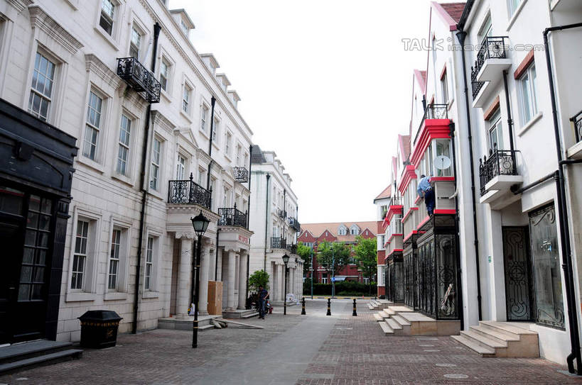 无人,家,横图,室外,白天,仰视,旅游,度假,美景,植物,别墅,城市风光,城市,道路,建筑,路,路灯,照明,上海,中国,亚洲,房屋,屋子,景观,公寓,小路,灯光,交通,娱乐,建设,洋房,楼房,住宅,灯,树,树木,绿色,天空,自然,天,享受,休闲,景色,放松,泰晤士小镇,生长,成长,照亮,申,照明设备,东亚,松江区,上海市,松江新城,中华人民共和国,沪,华东地区,彩图,低角度拍摄,房子,shsgf1