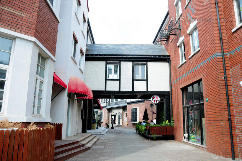 无人,家,横图,室外,白天,仰视,旅游,度假,美景,植物,别墅,城市风光,城市,道路,建筑,路,上海,中国,亚洲,阴影,光线,影子,房屋,屋子,景观,公寓,小路,交通,娱乐,建设,洋房,楼房,住宅,树,树木,绿色,天空,阳光,自然,天,享受,休闲,景色,放松,泰晤士小镇,生长,成长,申,东亚,松江区,上海市,松江新城,中华人民共和国,沪,华东地区,彩图,低角度拍摄,房子,shsgf1