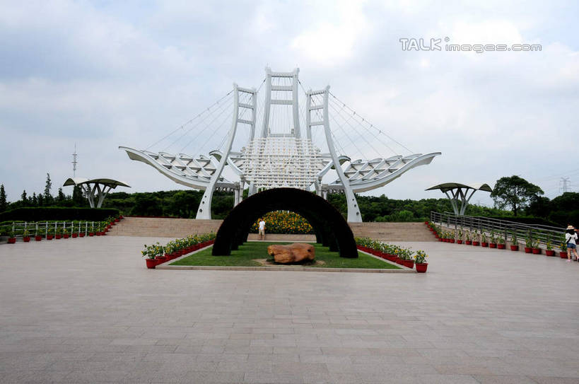 帆船,无人,公园,横图,室外,白天,正面,度假,草地,草坪,美景,植物,城市风光,标志建筑,城市,地标,建筑,船,雕塑,上海,中国,亚洲,艺术,装饰,盛开,雕刻,雕像,景观,云,云朵,花蕾,云彩,娱乐,建设,草,花,花瓣,花朵,鲜花,树,树木,蓝色,绿色,白云,蓝天,天空,自然,工艺品,交通工具,天,花苞,花蕊,享受,休闲,景色,放松,生长,晴朗,成长,纪念,美术,申,载具,主题,陈列,东亚,闵行区,上海市,闵行体育公园,中华人民共和国,沪,华东地区,功能,美学,晴空,彩图,shsgf1