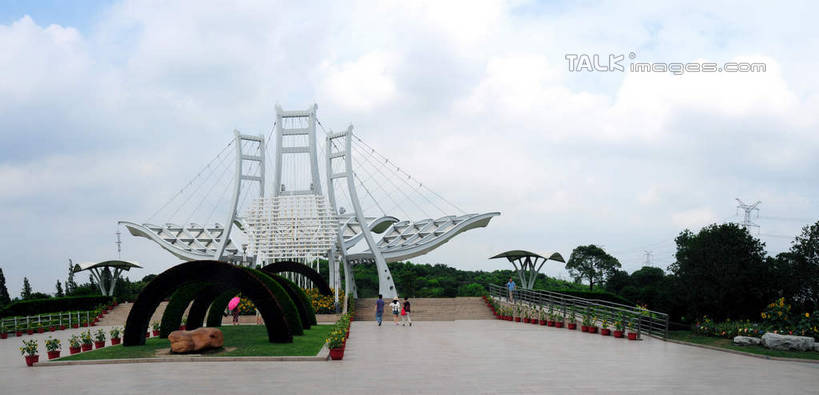 帆船,无人,公园,横图,室外,白天,正面,度假,草地,草坪,美景,植物,城市风光,标志建筑,城市,地标,建筑,船,雕塑,上海,中国,亚洲,艺术,装饰,盛开,雕刻,雕像,景观,云,云朵,花蕾,云彩,娱乐,建设,草,花,花瓣,花朵,鲜花,树,树木,蓝色,绿色,白云,蓝天,天空,自然,工艺品,交通工具,天,花苞,花蕊,享受,休闲,景色,放松,生长,晴朗,成长,纪念,美术,申,载具,主题,陈列,东亚,闵行区,上海市,闵行体育公园,中华人民共和国,沪,华东地区,功能,美学,晴空,彩图,shsgf1