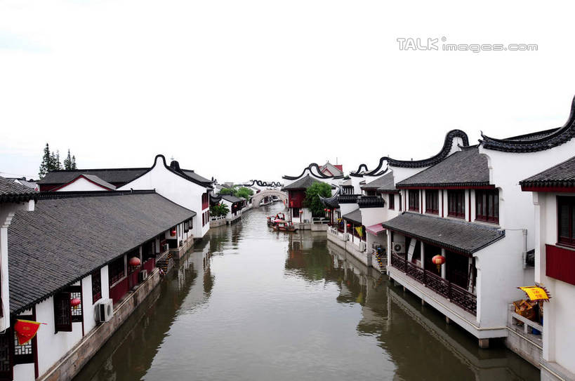 无人,家,横图,俯视,室外,白天,旅游,度假,河流,石头,名胜古迹,水,植物,标志建筑,地标,建筑,照明,上海,中国,亚洲,波纹,遗迹,灯笼,石子,纸灯笼,房屋,屋子,河水,水流,桥,涟漪,古迹,文物,娱乐,建设,古建筑,石桥,楼房,拱桥,住宅,栈桥,树,树木,绿色,倒影,水纹,天空,自然,灯具,波浪,天,享受,休闲,旅游胜地,放松,拱形,生长,成长,人行桥,石拱桥,照亮,申,倒映,照明设备,古文明,东亚,闵行区,上海市,浦江镇,召稼楼,中华人民共和国,沪,华东地区,水晕,反照,石块,彩图,高角度拍摄,房子,shsgf1