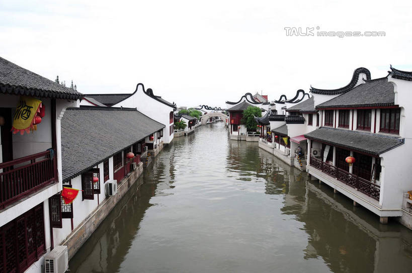 无人,家,横图,俯视,室外,白天,旅游,度假,河流,石头,名胜古迹,水,植物,标志建筑,地标,建筑,照明,上海,中国,亚洲,波纹,遗迹,灯笼,石子,纸灯笼,房屋,屋子,河水,水流,桥,涟漪,古迹,文物,娱乐,建设,古建筑,石桥,楼房,拱桥,住宅,栈桥,树,树木,绿色,倒影,水纹,天空,自然,灯具,波浪,天,享受,休闲,旅游胜地,放松,拱形,生长,成长,人行桥,石拱桥,照亮,申,倒映,照明设备,古文明,东亚,闵行区,上海市,浦江镇,召稼楼,中华人民共和国,沪,华东地区,水晕,反照,石块,彩图,高角度拍摄,房子,shsgf1