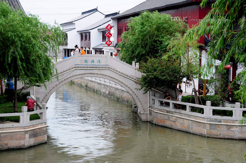 无人,家,横图,室外,白天,正面,旅游,度假,河流,石头,名胜古迹,水,植物,标志建筑,地标,建筑,照明,上海,中国,亚洲,波纹,遗迹,灯笼,石子,纸灯笼,房屋,屋子,河水,水流,桥,涟漪,古迹,文物,娱乐,建设,古建筑,石桥,楼房,拱桥,住宅,栈桥,树,树木,绿色,倒影,水纹,天空,自然,灯具,波浪,天,享受,休闲,旅游胜地,放松,拱形,生长,成长,人行桥,石拱桥,照亮,申,倒映,照明设备,古文明,东亚,闵行区,上海市,浦江镇,召稼楼,中华人民共和国,沪,华东地区,水晕,反照,石块,彩图,房子,shsgf1