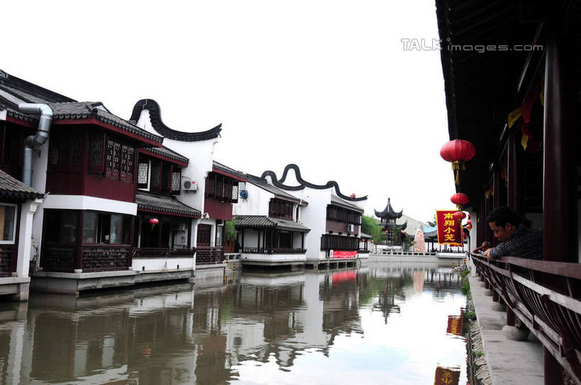 无人,家,横图,室外,白天,正面,旅游,度假,河流,名胜古迹,水,植物,标志建筑,地标,建筑,照明,上海,中国,亚洲,波纹,遗迹,灯笼,纸灯笼,房屋,屋子,河水,水流,涟漪,古迹,文物,娱乐,建设,古建筑,楼房,住宅,树,树木,绿色,倒影,水纹,天空,自然,灯具,波浪,天,享受,休闲,旅游胜地,放松,生长,成长,照亮,申,倒映,照明设备,古文明,东亚,闵行区,上海市,浦江镇,召稼楼,中华人民共和国,沪,华东地区,水晕,反照,彩图,房子,shsgf1