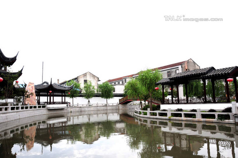 无人,家,横图,室外,白天,正面,旅游,度假,河流,名胜古迹,水,植物,标志建筑,地标,建筑,照明,上海,中国,亚洲,吊挂,悬挂,波纹,遗迹,灯笼,纸灯笼,房屋,屋子,河水,水流,涟漪,挂,古迹,文物,娱乐,建设,古建筑,楼房,住宅,树,树木,绿色,倒影,水纹,天空,自然,灯具,波浪,天,享受,休闲,旅游胜地,放松,生长,成长,照亮,申,倒映,照明设备,古文明,东亚,闵行区,上海市,浦江镇,召稼楼,中华人民共和国,沪,华东地区,水晕,反照,彩图,房子,shsgf1