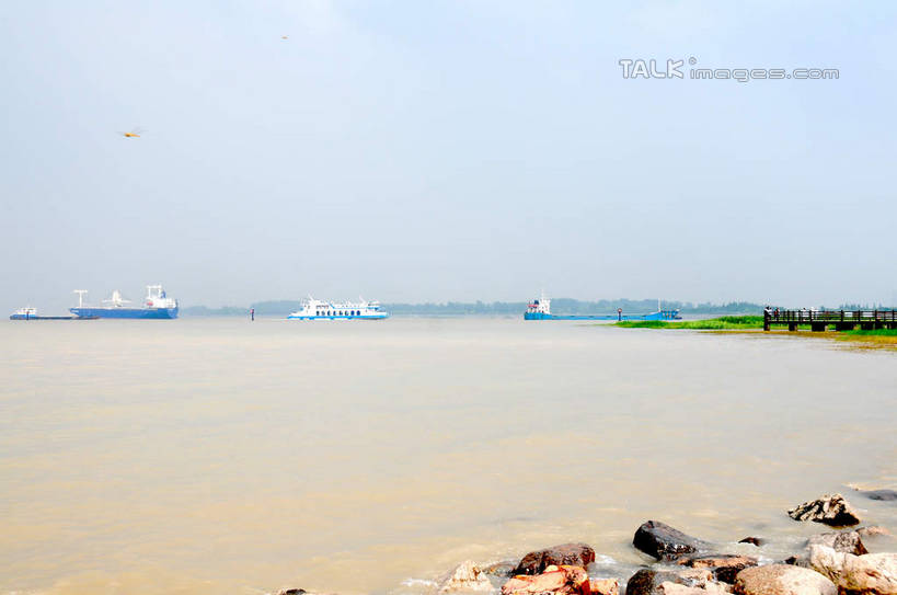 无人,公园,横图,室外,白天,正面,旅游,度假,草地,草坪,河流,石头,美景,水,植物,轮船,船,上海,中国,亚洲,阴影,光线,石子,影子,河水,景观,水流,娱乐,草,树,树木,蓝色,绿色,蓝天,天空,阳光,自然,交通工具,天,享受,休闲,景色,放松,生长,晴朗,成长,申,自然风光,载具,宝山区,东亚,上海市,炮台湾湿地森林公园,万里无云,中华人民共和国,沪,华东地区,石块,岩石,晴空,晴空万里,彩图,吴淞炮台湾湿地森林公园,shsgf1