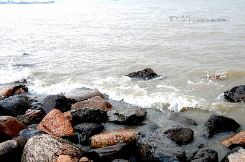 无人,公园,横图,俯视,室外,白天,旅游,度假,河流,石头,美景,水,上海,中国,亚洲,阴影,飞溅,溅,光线,石子,液体,影子,河水,景观,水滴,水流,娱乐,水珠,阳光,自然,享受,休闲,景色,放松,申,喷洒,自然风光,宝山区,东亚,上海市,炮台湾湿地森林公园,中华人民共和国,沪,华东地区,石块,岩石,彩图,高角度拍摄,吴淞炮台湾湿地森林公园,shsgf1