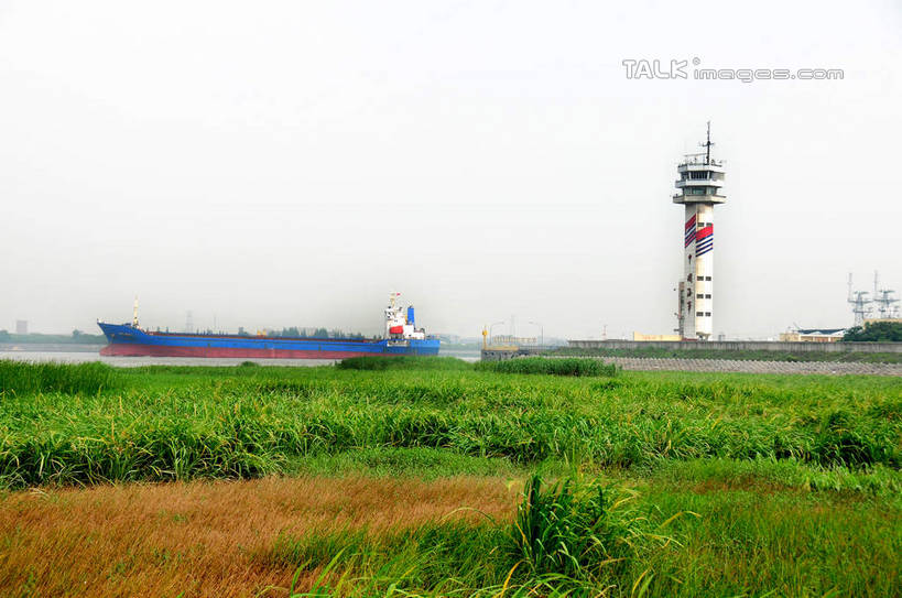 无人,公园,横图,室外,白天,正面,旅游,度假,草地,草坪,河流,美景,水,植物,道路,轮船,船,上海,中国,亚洲,信息,河水,景观,水流,灯塔,交通,方向,娱乐,草,绿色,天空,自然,交通工具,天,享受,休闲,景色,放松,引导,指引,申,自然风光,载具,宝山区,东亚,上海市,炮台湾湿地森林公园,中华人民共和国,沪,华东地区,航标,彩图,吴淞炮台湾湿地森林公园,导航,shsgf1