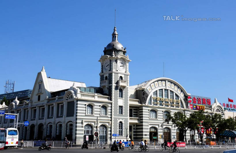 东方人,博物馆,家,走,横图,室外,白天,正面,旅游,度假,美景,植物,城市风光,标志建筑,城市,地标,建筑,北京,中国,亚洲,行人,游客,游人,阴影,服装,研究,光线,影子,房屋,屋子,景观,公寓,首都,许多人,教育,休闲装,黄种人,娱乐,建设,洋房,楼房,路人,旅客,住宅,树,树木,衣服,蓝色,绿色,蓝天,天空,阳光,自然,天,一群人,享受,休闲,休闲服,景色,放松,服饰,生长,晴朗,成长,展览,欣赏,陈列,东亚,万里无云,中华人民共和国,北京市,京,北平,华北地区,朝阳区,中国铁道博物馆,典藏,过客,男人,男性,年轻男性,年轻女性,女人,女性,亚洲人,晴空,晴空万里,步行,散步,走路,彩图,全身,房子,酒仙桥街道,shsgf1