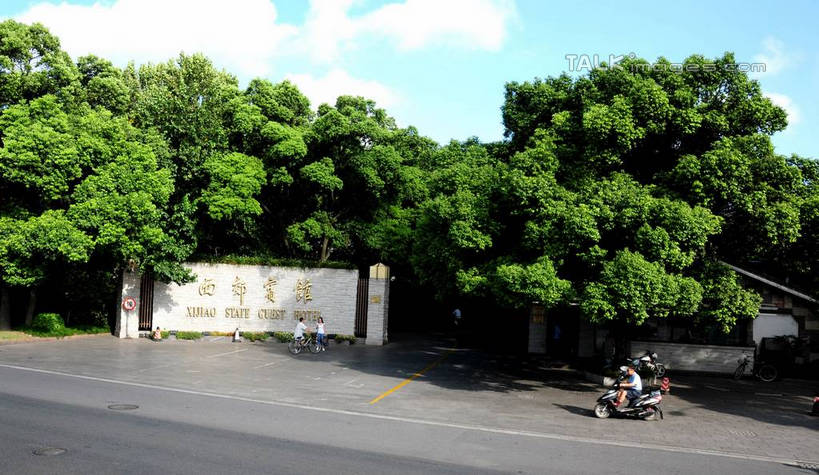 东方人,一个人,家,坐,横图,俯视,室外,白天,旅游,度假,美景,植物,别墅,城市风光,城市,道路,建筑,路,公路,上海,中国,亚洲,仅一个男性,仅一个人,一辆,握,阴影,服装,光线,影子,房屋,屋子,景观,云,云朵,公寓,电动车,交通,云彩,休闲装,黄种人,娱乐,建设,洋房,楼房,住宅,车,电瓶车,树,树木,仅一个年轻男性,衣服,蓝色,绿色,白云,蓝天,天空,阳光,自然,交通工具,天,享受,休闲,休闲服,景色,放松,握着,服饰,生长,晴朗,成长,申,载具,东亚,长宁区,上海市,中华人民共和国,沪,华东地区,西郊宾馆,虹桥路,男人,男性,年轻男性,亚洲人,晴空,马路,坐着,彩图,高角度拍摄,全身,房子,上海西郊宾馆,shsgf1