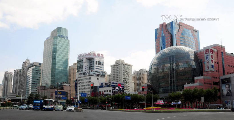 无人,高楼大厦,横图,室外,白天,仰视,度假,美景,植物,城市风光,标志建筑,城市,大厦,道路,地标,建筑,路,摩天大楼,公路,汽车,上海,中国,亚洲,阴影,光线,影子,景观,云,云朵,交通,云彩,娱乐,建设,车,树,树木,蓝色,绿色,白云,蓝天,天空,阳光,自然,交通工具,轿车,天,享受,休闲,景色,放松,徐家汇,生长,晴朗,成长,申,载具,东亚,徐汇区,上海市,美罗城,中华人民共和国,沪,华东地区,美罗大厦,晴空,马路,彩图,低角度拍摄,大楼,高层建筑,高楼,摩天楼,肇嘉浜路,shsgf1