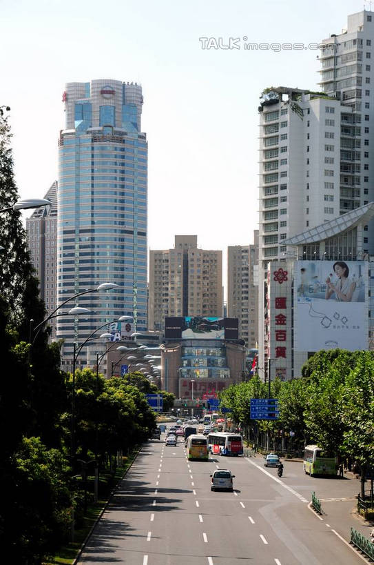 无人,高楼大厦,竖图,俯视,室外,白天,度假,美景,植物,城市风光,标志建筑,城市,大厦,道路,地标,建筑,路,摩天大楼,公路,汽车,上海,中国,亚洲,阴影,光线,影子,景观,云,云朵,分界线,停车线,交通,云彩,娱乐,建设,车,树,树木,蓝色,绿色,白云,蓝天,天空,阳光,自然,交通工具,轿车,天,享受,休闲,景色,放松,生长,晴朗,成长,车行道,车行道分界线,申,载具,标线,东亚,车行线,汇金百货,徐汇区,上海市,中华人民共和国,沪,华东地区,晴空,马路,彩图,高角度拍摄,大楼,高层建筑,高楼,摩天楼,肇嘉浜路,shsgf1