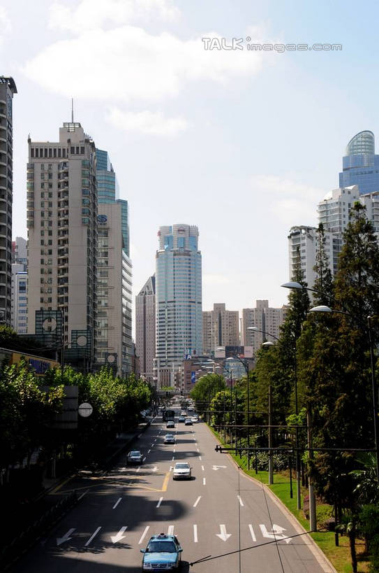 无人,高楼大厦,竖图,俯视,室外,白天,度假,美景,植物,城市风光,标志建筑,城市,大厦,道路,地标,建筑,路,摩天大楼,公路,汽车,上海,中国,亚洲,阴影,光线,影子,景观,云,云朵,分界线,停车线,交通,云彩,娱乐,建设,车,树,树木,蓝色,绿色,白云,蓝天,天空,阳光,自然,交通工具,轿车,天,享受,休闲,景色,放松,生长,晴朗,成长,车行道,车行道分界线,申,载具,标线,东亚,车行线,汇金百货,徐汇区,上海市,中华人民共和国,沪,华东地区,晴空,马路,彩图,高角度拍摄,大楼,高层建筑,高楼,摩天楼,肇嘉浜路,shsgf1