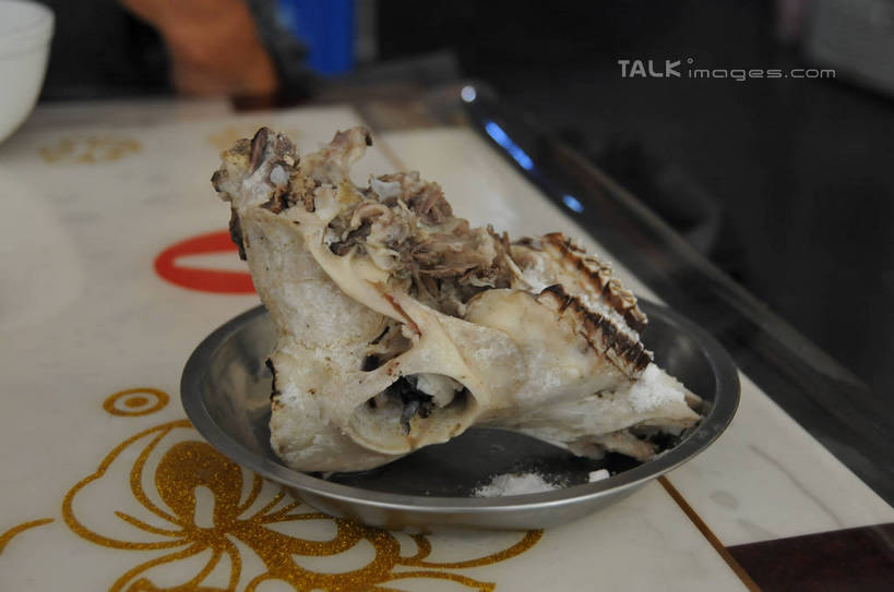 骨骼,无人,横图,俯视,室内,特写,白天,烹饪,中餐,餐桌,桌子,餐具,敦煌,中国,亚洲,阴影,朦胧,模糊,光线,碟子,盘,头骨,影子,调味,肉,香料,佐料,料理,食品,骨头,菜肴,美食,肉类,食物,盘子,碟,中式,佳肴,餐台,配料,骨架,肉食,东亚,甘肃,甘肃省,中华人民共和国,作料,西北地区,甘,酒泉,酒泉市,彩图,高角度拍摄,shsgf1